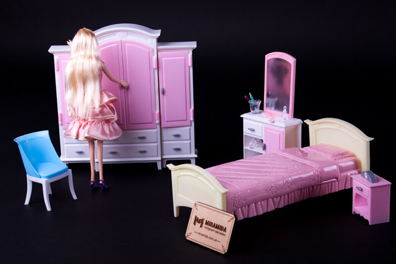 Мебель для кукол спальня с кроватью и куклой