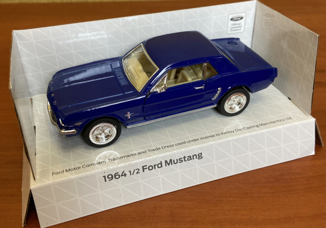 Фото обзор: Машинка Kinsmart 1964 1/2 Ford Mustang (KT 5351 W)