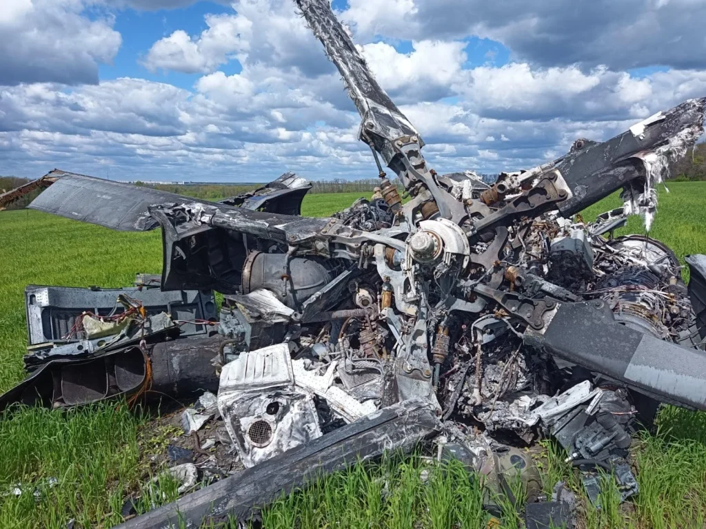 Уламки збитого дроном російського Мі-28 у полі Бєлгородської області