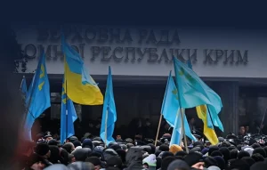Протест кримчан з прапорами України та Криму біля Верховної Ради АРК