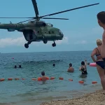 Військовий вертоліт над пляжем Криму після ударів ЗСУ по інфраструктурі окупантів
