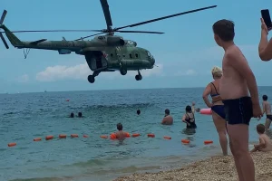 Військовий вертоліт над пляжем Криму після ударів ЗСУ по інфраструктурі окупантів