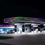 Стаціонарна АЗС WOG з яскравим освітленням вночі