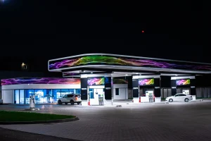 Стаціонарна АЗС WOG з яскравим освітленням вночі