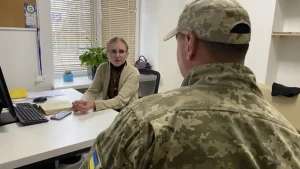 Ветеран у камуфляжі на консультації щодо працевлаштування в оборонній сфері