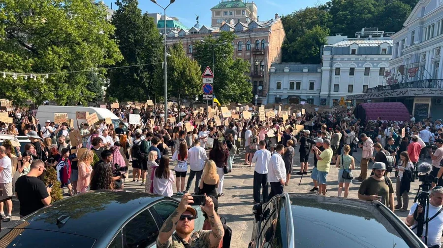 Протестувальники з картонними плакатами проти звільнення Федорова на площі Франка в Києві