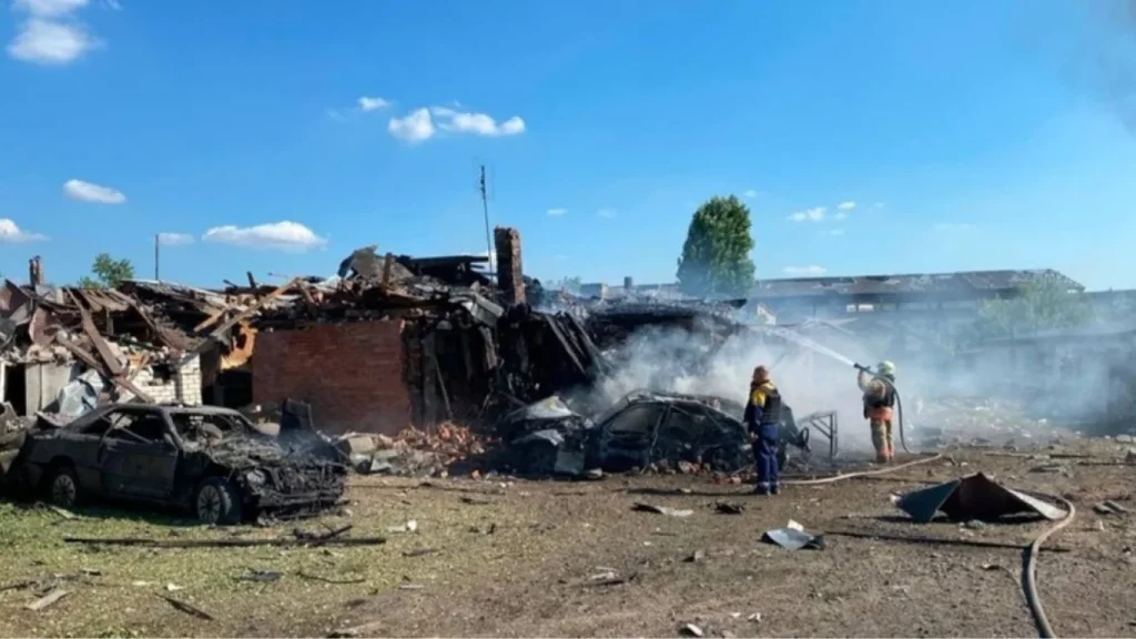 Рятувальники гасять пожежу після удару дронів по будинках у Харкові