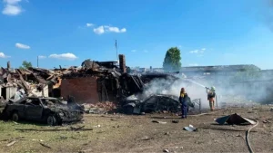Рятувальники гасять пожежу після удару дронів по будинках у Харкові