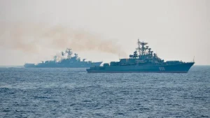 Російські військові кораблі в Азовському морі після атак ЗСУ