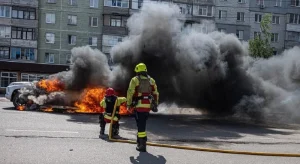 Рятувальники гасять пожежу після удару КАБами по Сумах