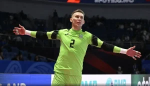 Воротар збірної України Олександр Сухов у зеленій формі з номером 2