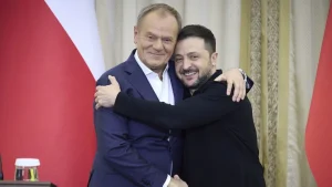 Володимир Зеленський і Дональд Туск обіймаються на зустрічі в Любліні