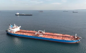 Танкери тіньового флоту РФ скупчені в Чорному морі