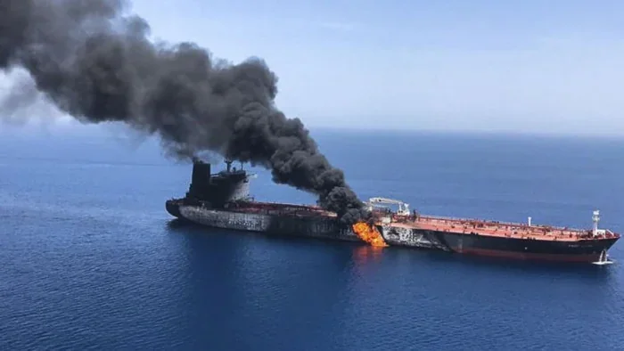 Горящий танкер РФ после удара ВСУ в Азовском море