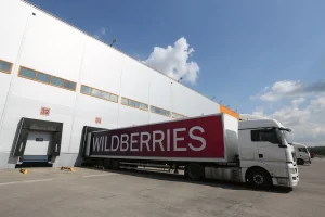 Біла вантажівка Wildberries біля складу з доками 32 і 33