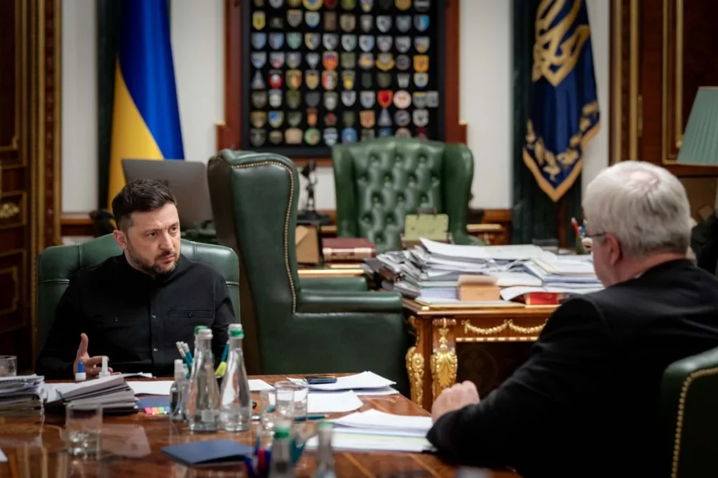 Володимир Зеленський жестикулює на нараді в президентському кабінеті