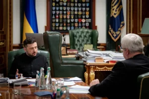 Володимир Зеленський жестикулює на нараді в президентському кабінеті