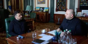 Володимир Зеленський і Рустем Умєров сидять за столом у розкішному кабінеті
